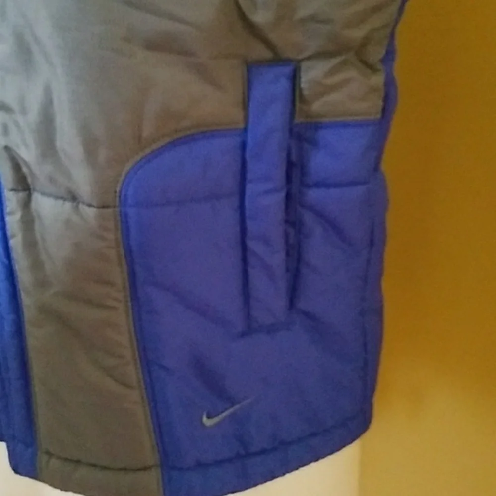 WOMAN'S NIKE OUTDOOR VEST (sz 12-14)‎